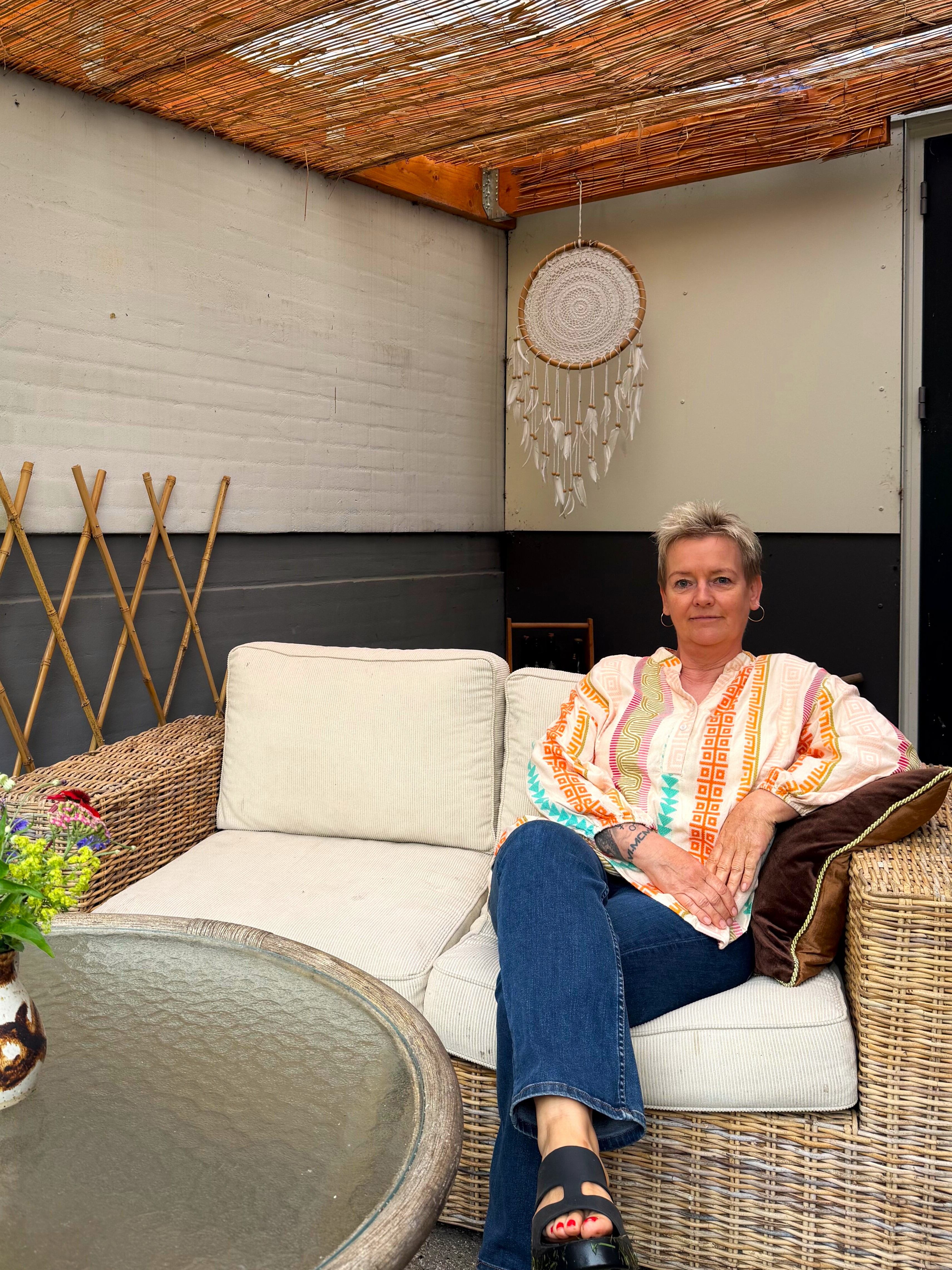 Anette i en af havens hyggekroge